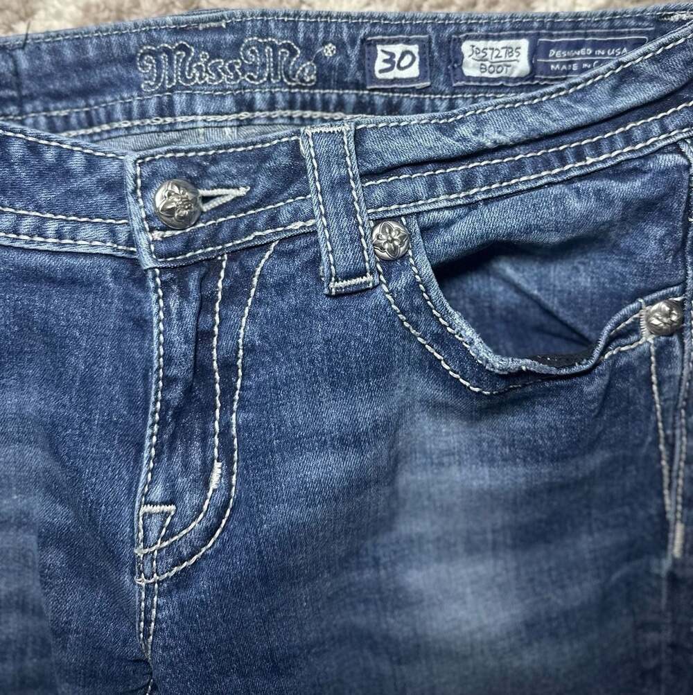 Miss Me Boot Cut Peace Love Floral Embroidered Jeans JP5727B5 Size 30 - Picture 3 of 4